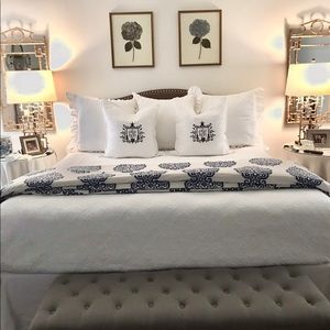 Pottery Barn blue medallion duvet - King